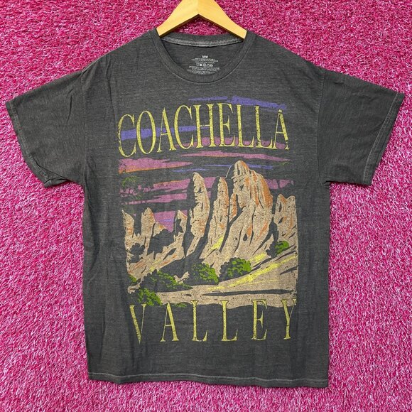 Coachella Valley Vintage-Style Graphic Design T-Shirt Medium - Picture 1 of 4
